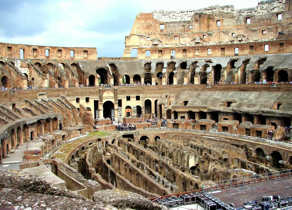 Colosseumul din Roma în interior