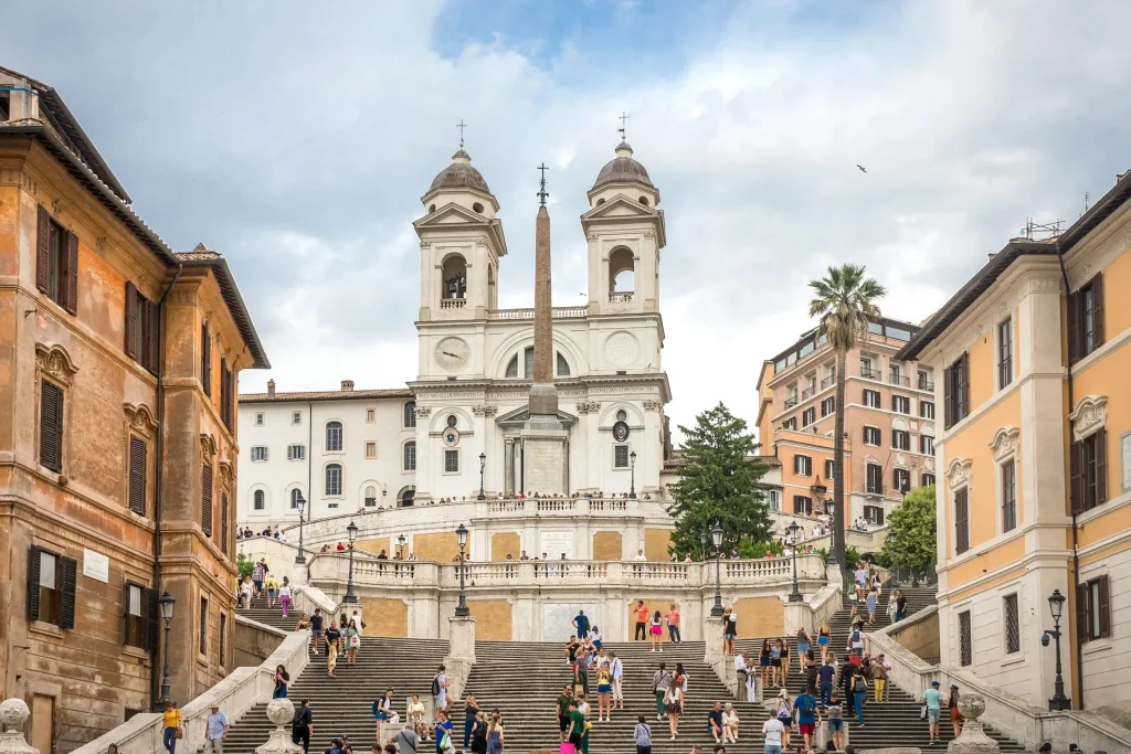 Treptele din Piazza di Spagna și biserica Trinità dei Monti